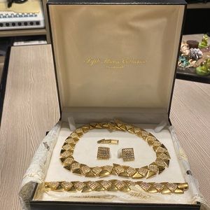 Fifth Avenue Collection (2 Items)